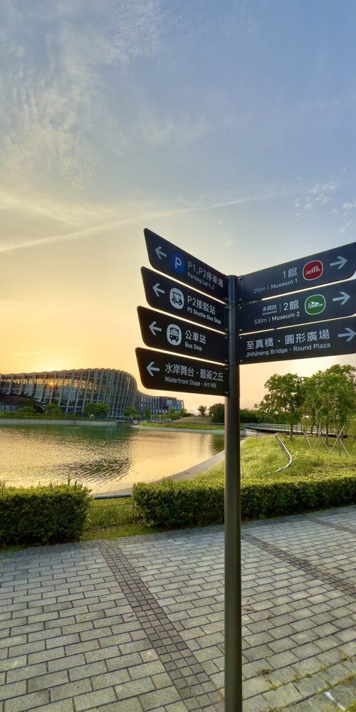 完工後的羽形指標造形弧度完美融合於故宮南院一館建築